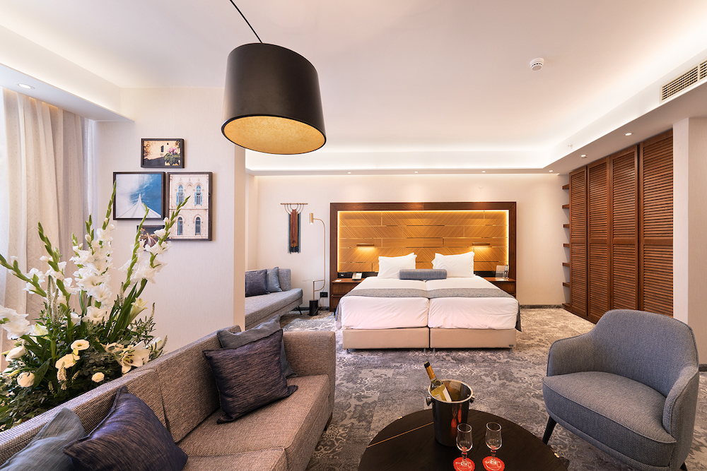 Honeymoon Suite (18+)